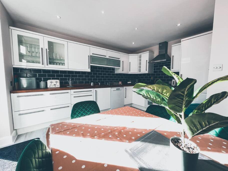 Апартаменты Modern 3 Ground Floor Parking And Garden Борнмут Экстерьер фото